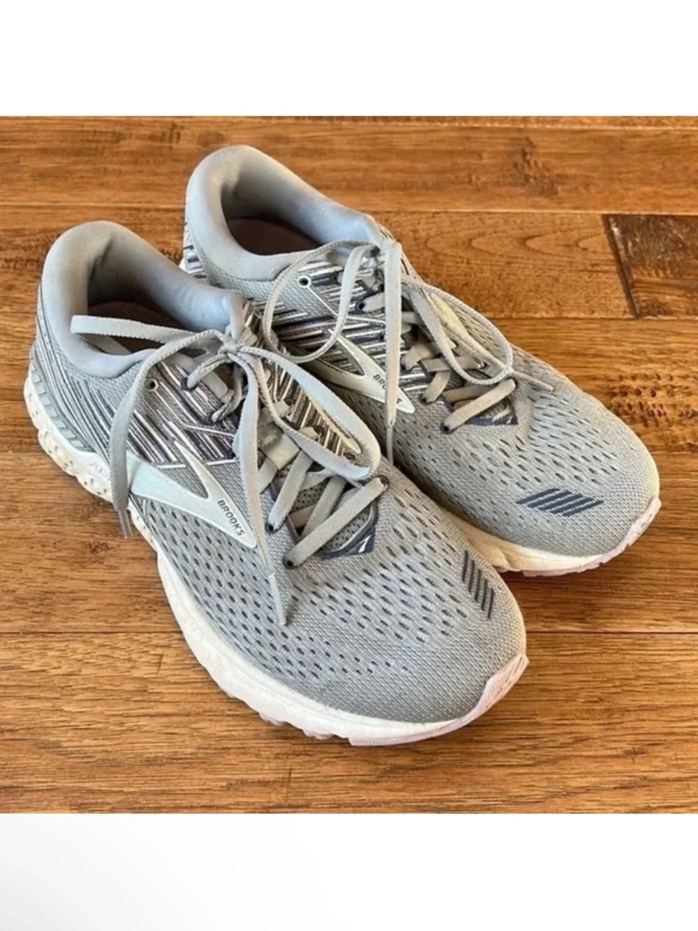 Brooks Adrenaline GTS 19 Road Running Shoes Gray White Womens Size 9.5